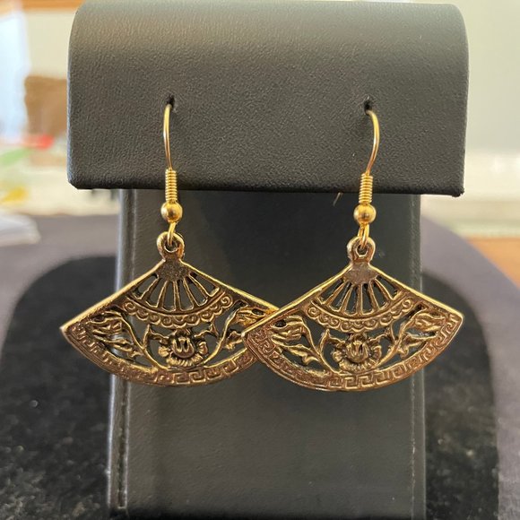 ? Jewelry - Gold tone fan earrings